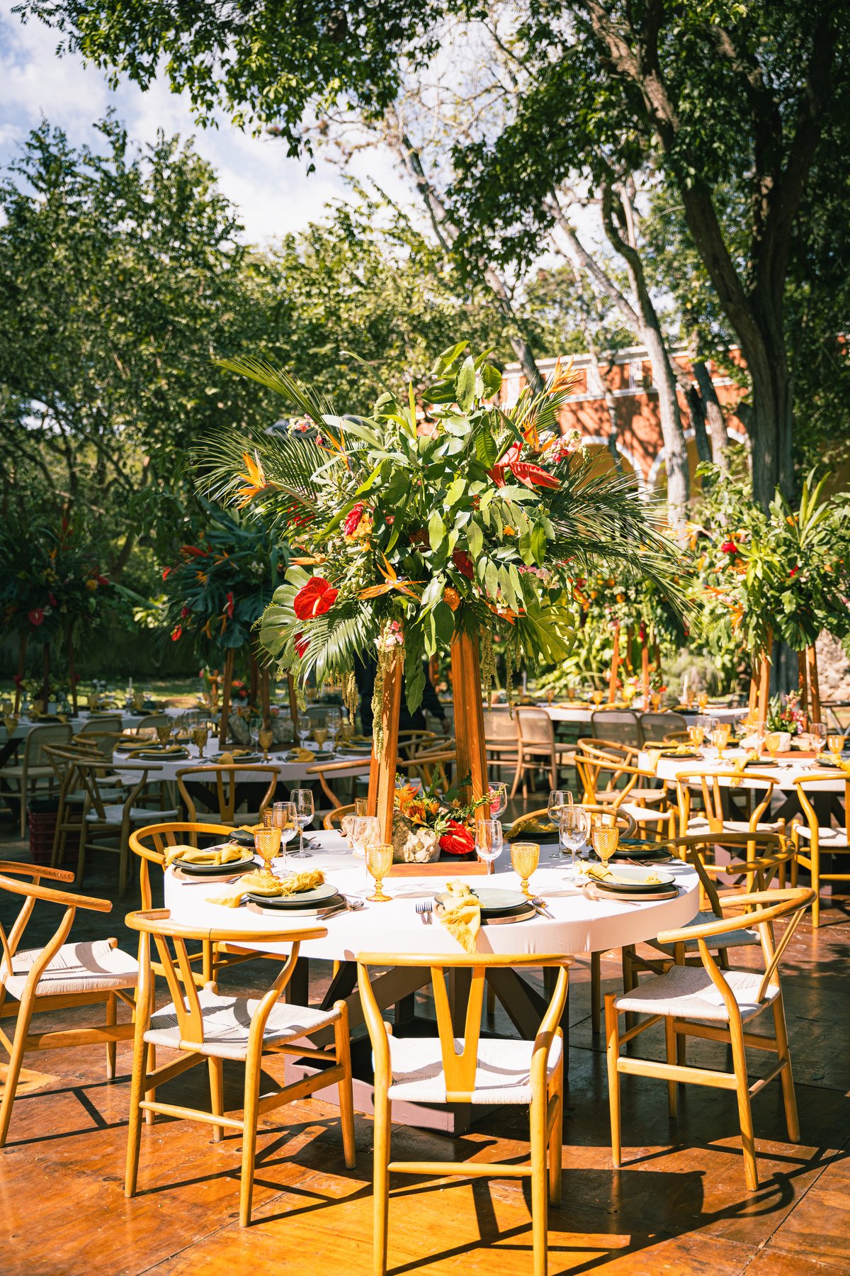 Montaje tropical para la boda de Madeleine y Arjun en Hacienda Itzincab Cámara