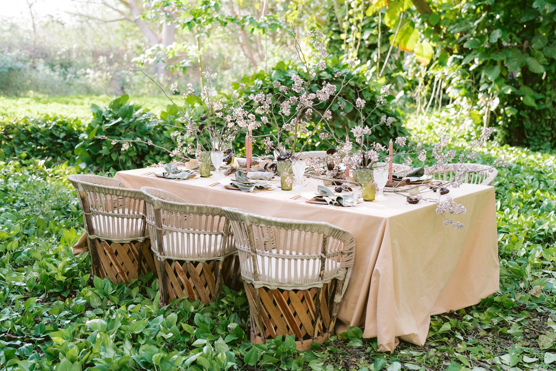 Mesa editorial de Wedaways Travel montada entre la vegetación de Chablé Yucatán
