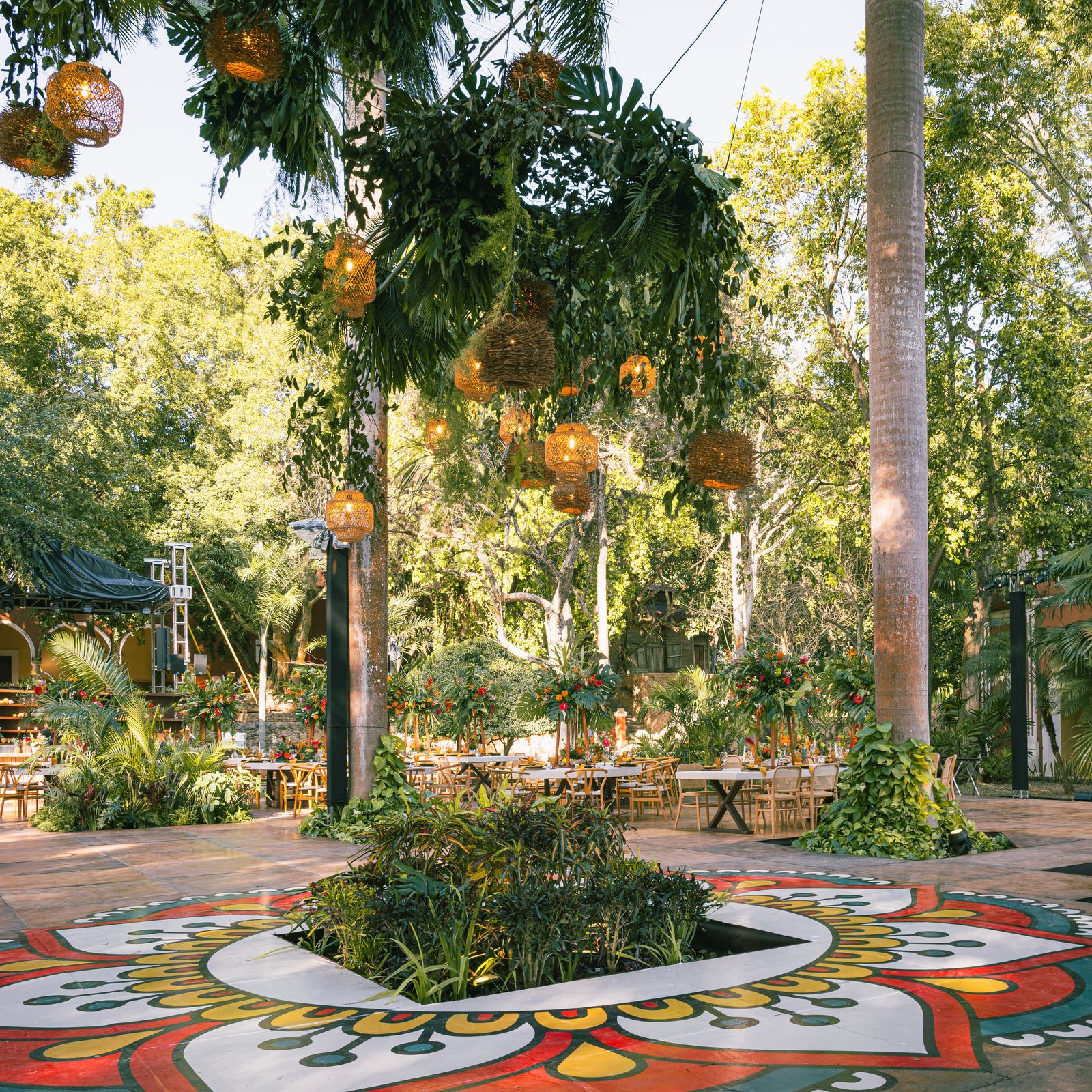 Diseño circular de color entre las mesas del jardín