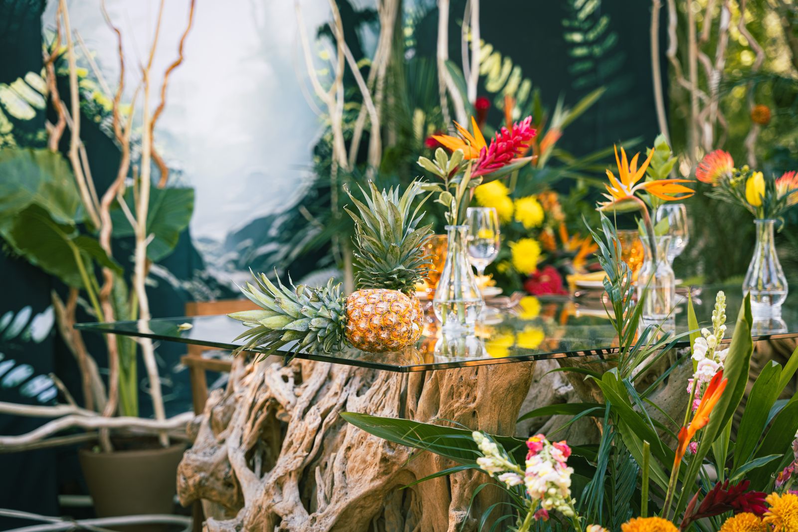 Mesa con flores tropicales y base escultórica