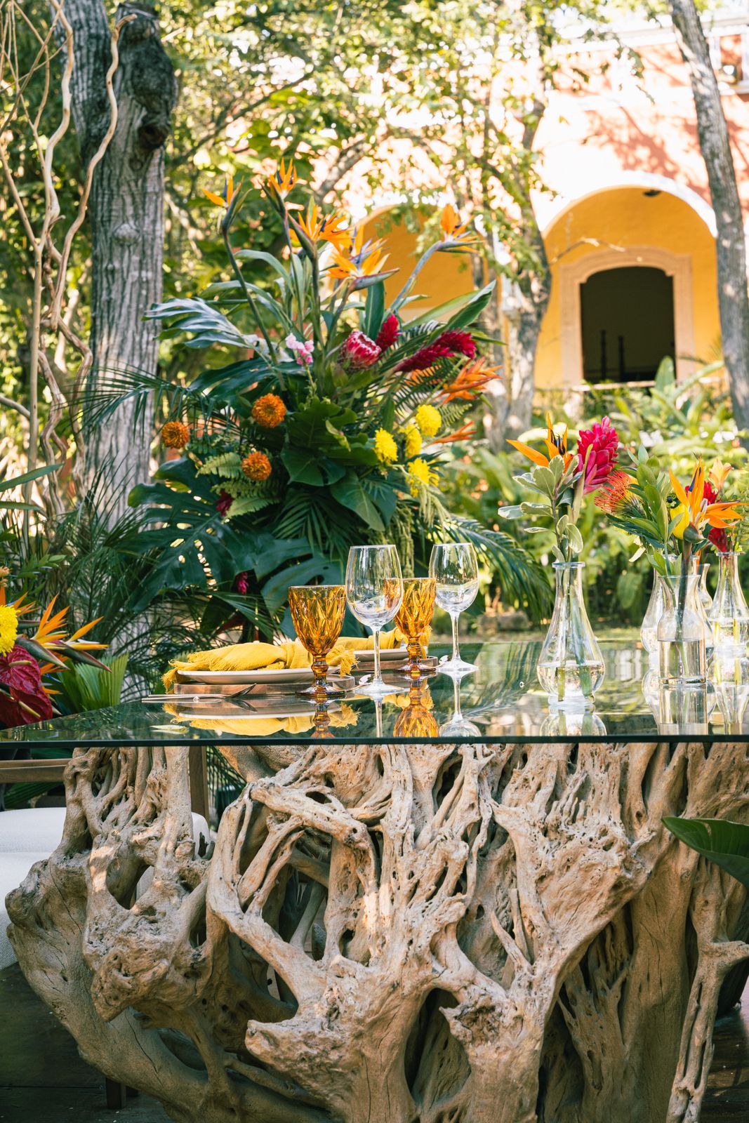 Detalle de mesa frente a los arcos de la hacienda