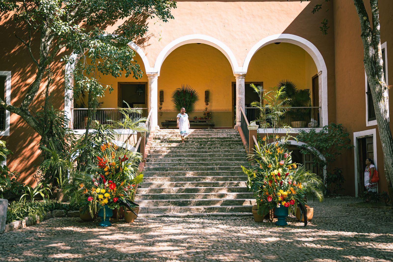 Acceso principal de la hacienda decorado con flores