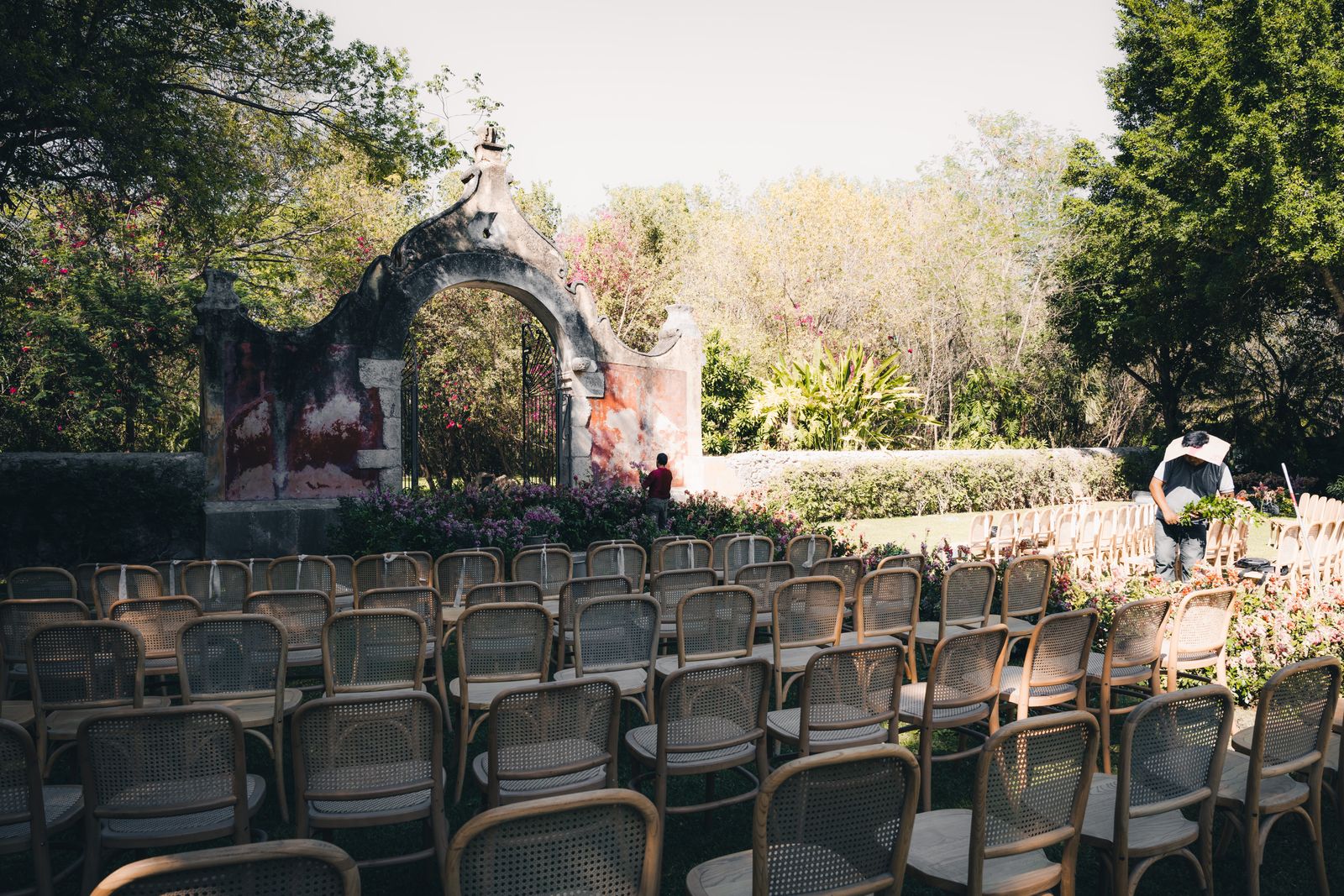 Ceremonia montada frente a una capilla en Chablé Yucatán