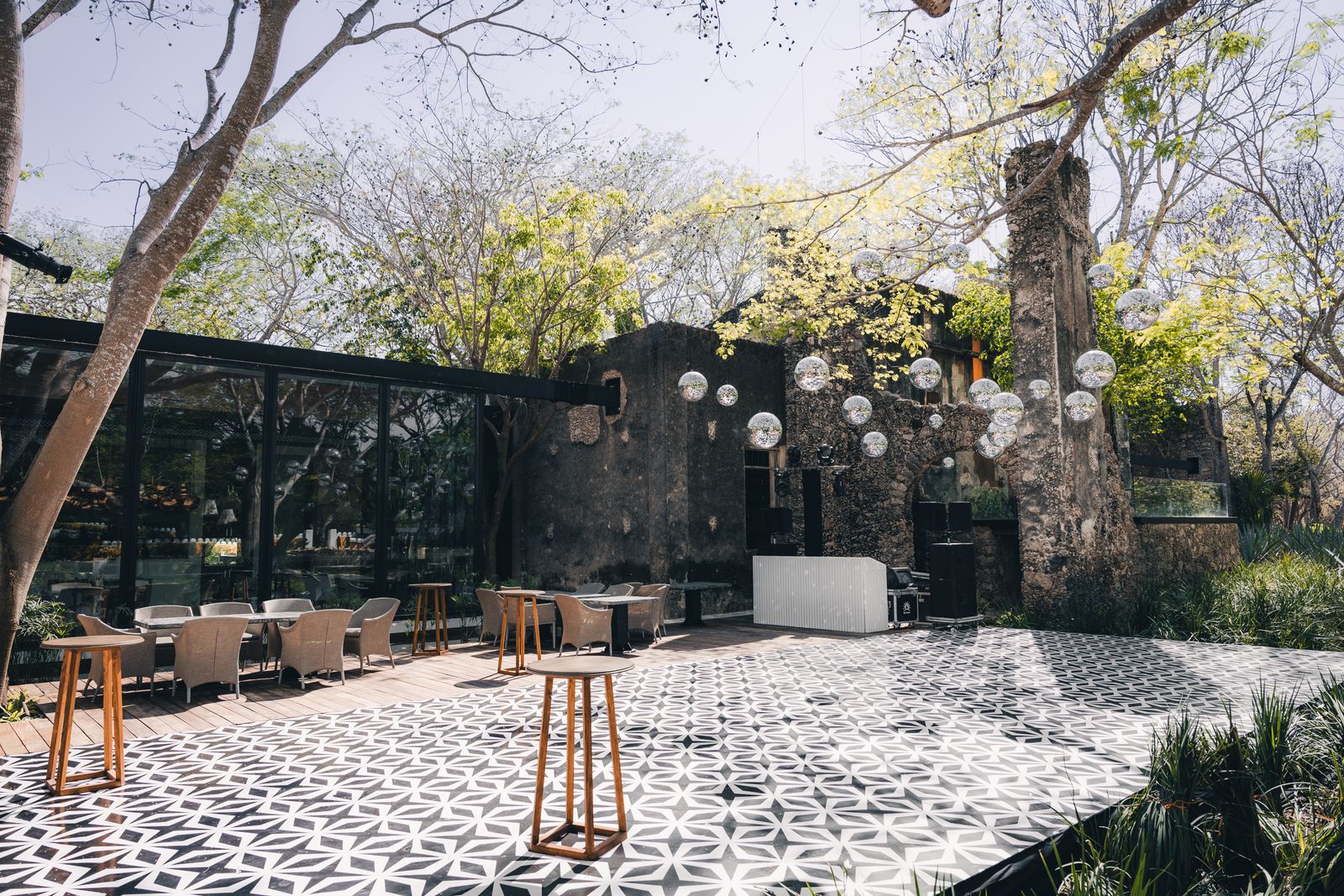 Pista geométrica y lámparas esféricas junto al salón