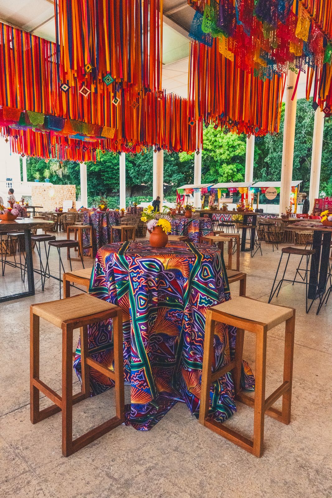 Mesa alta con textil bordado y papel picado