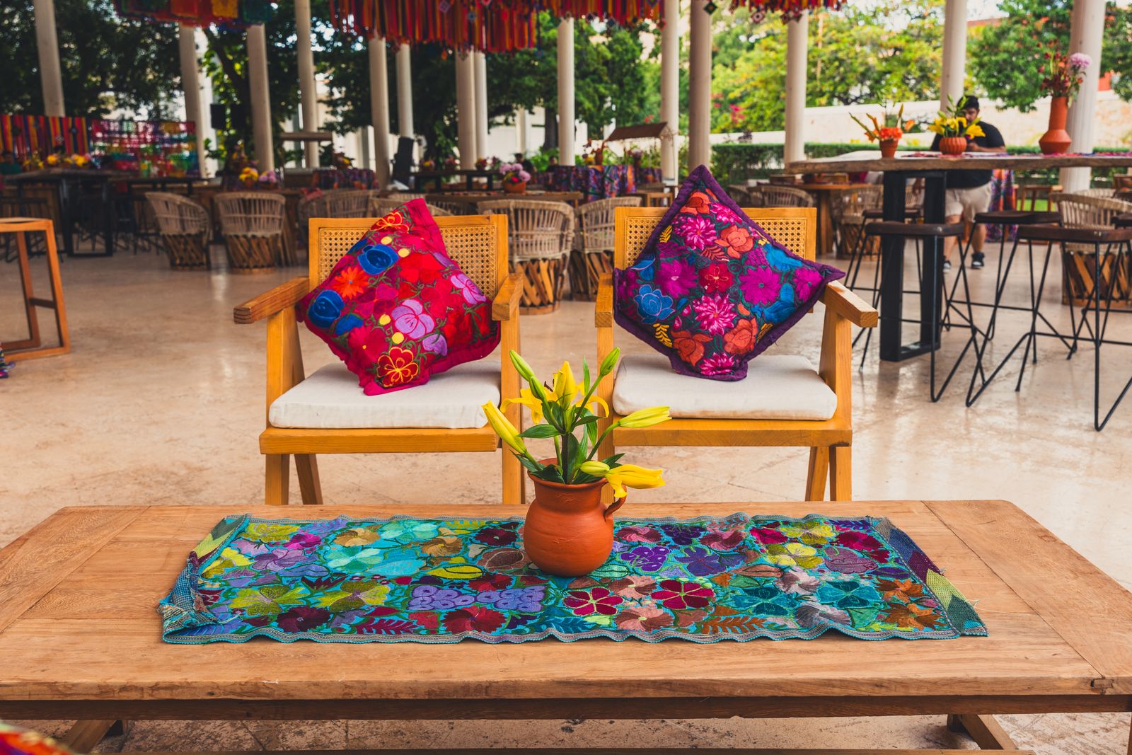 Sala con cojines de colores y textiles mexicanos