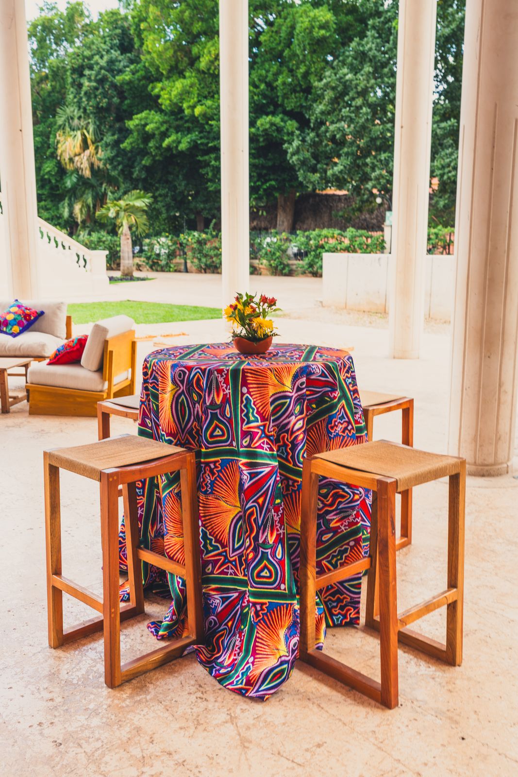 Mesa alta de madera con textil colorido
