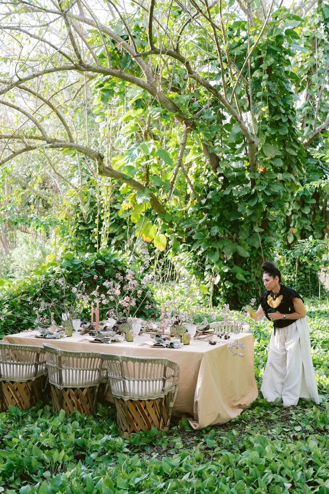 Preparación de una mesa natural en el jardín